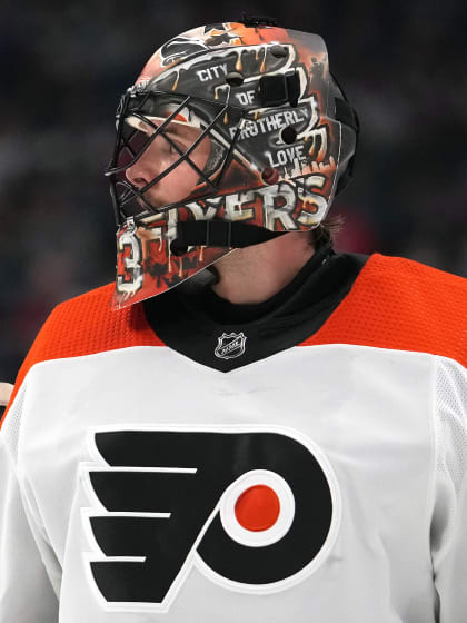 Philadelphia Flyers målvakt Samuel Ersson gör bokslut med huvudet buret högt